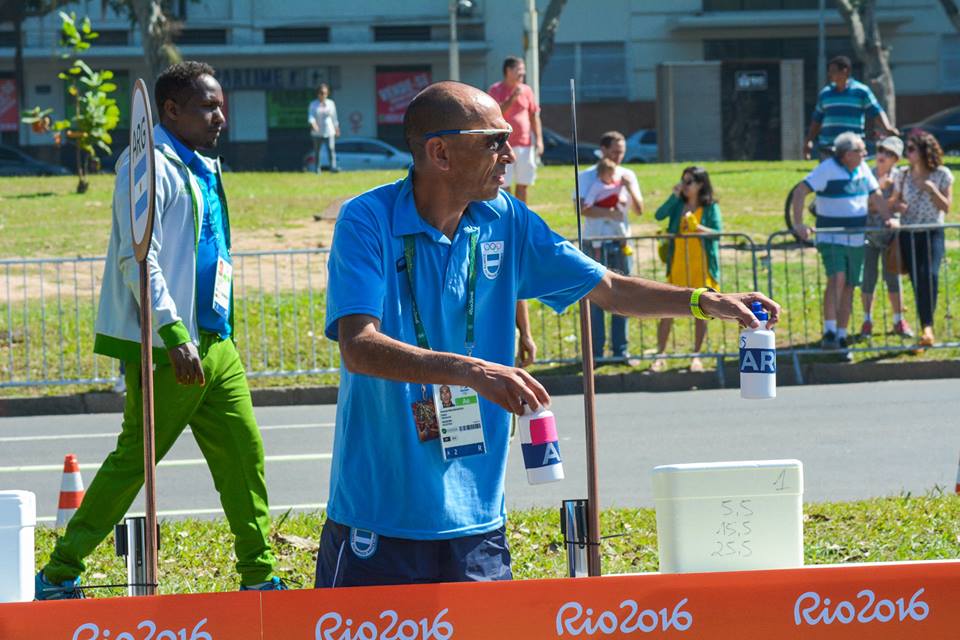 Leonardo Malgor hidratando a los marplatenses en el desarrollo de la competencia en Río. (Foto: Rodrigo Pozzi)