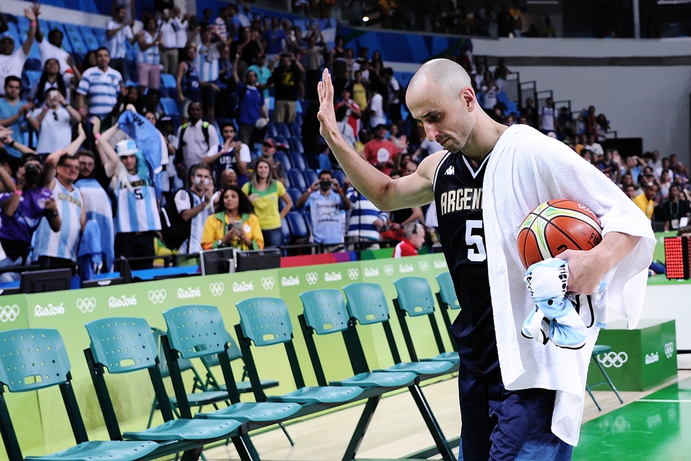 Emanuel Ginóbili con la pelota del partido que le entregó la organización caminando hacia el vestuario. (Foto: FIBA)