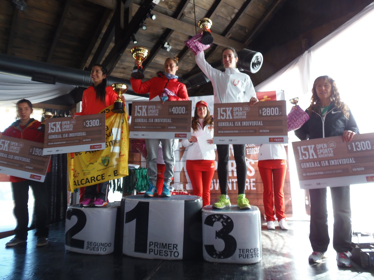 El podio femenino de los 15K con Florencia Borelli en lo más alto. 