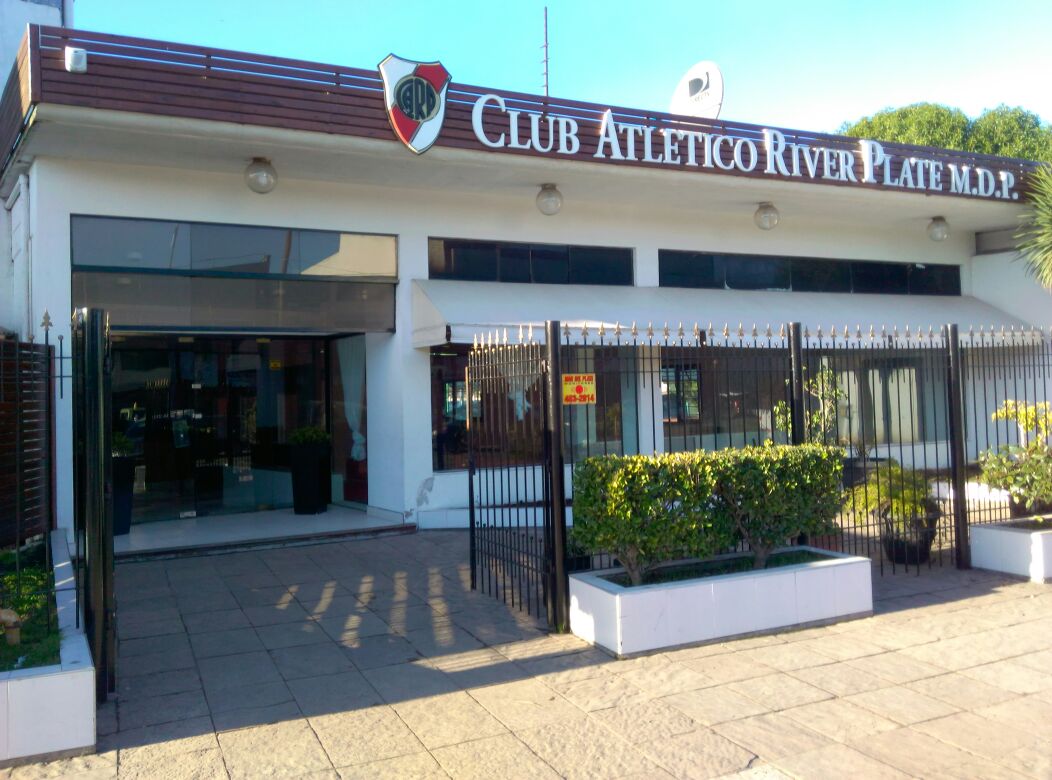 La fachada de la sede del Club River. 
