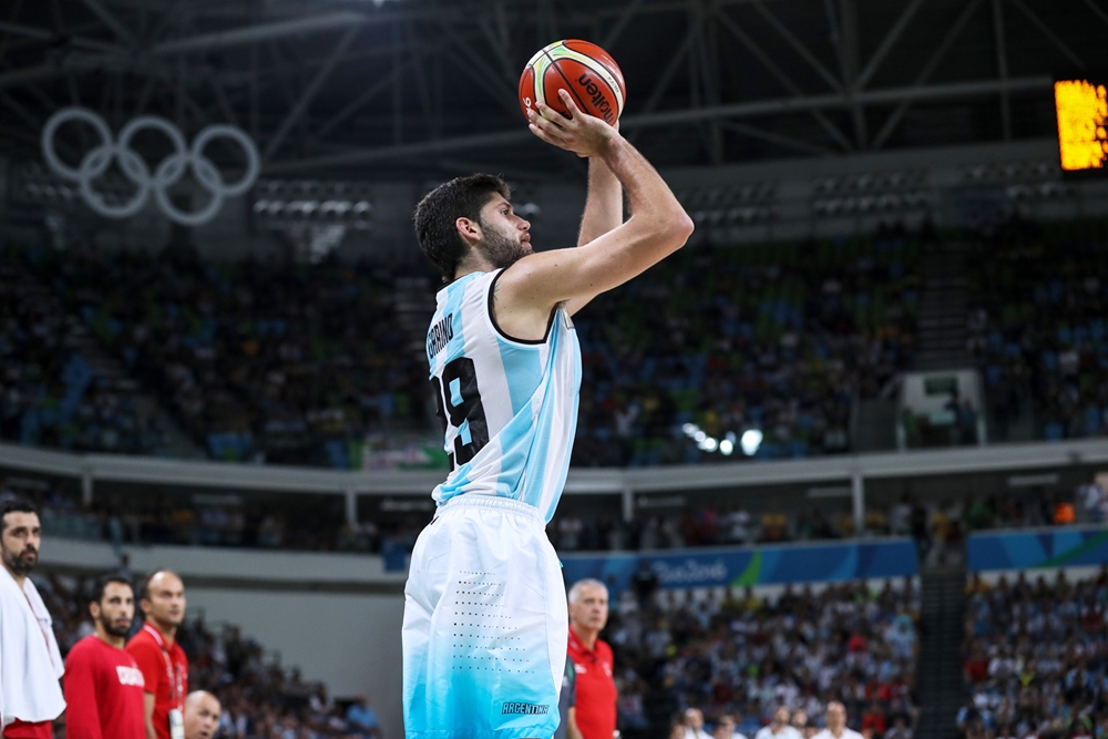 Patricio Garino ensayando un triple con los aros olímpicos de fondo. (Foto: FIBA)