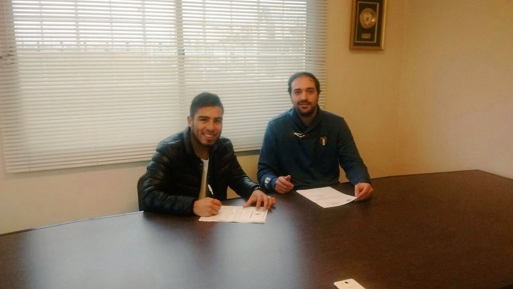 Nahuel Yeri firmando su contrato con Aldosivi. (Foto: Prensa Aldosivi)