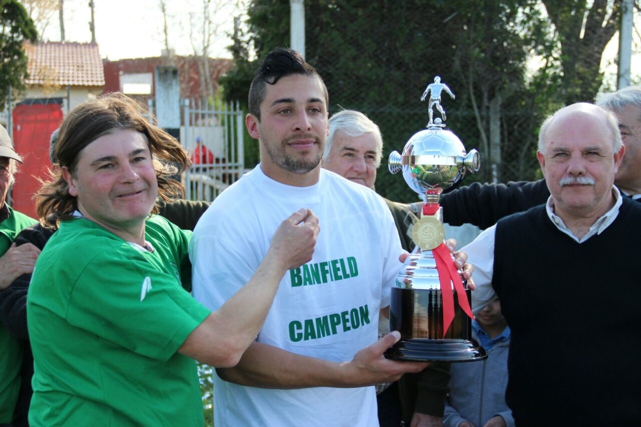 El capitán de Banfield, Monges, recibiendo la copa de campeón. (Foto: Diego Berrutti)