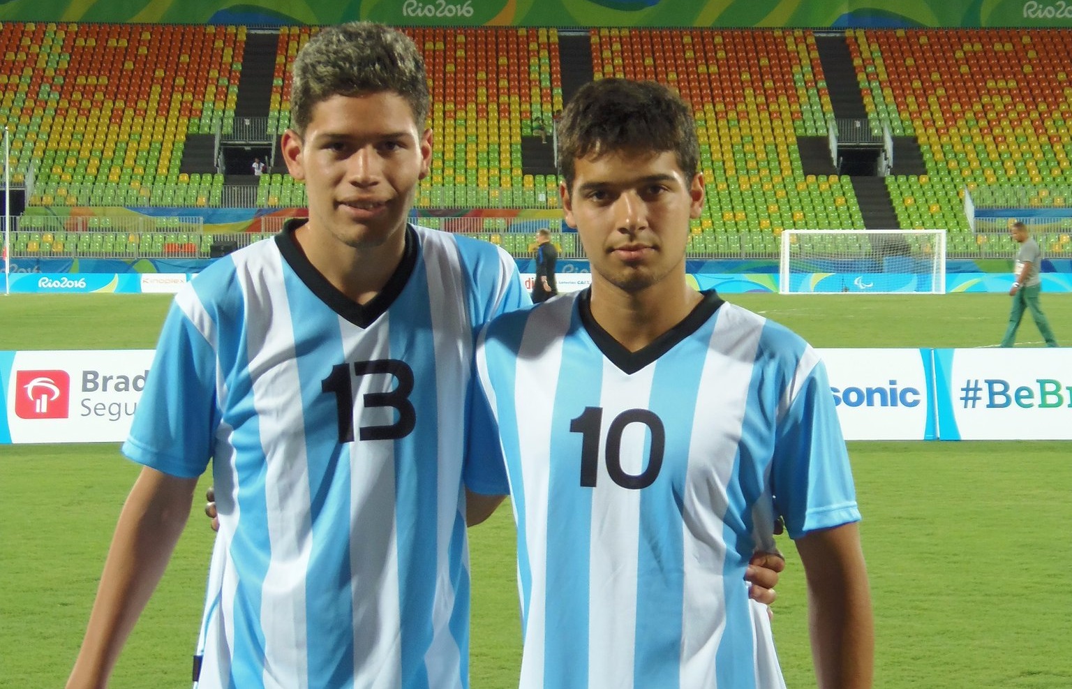 Matías Bassi y Matías Vera en el estadio de Río. (Foto: Prensa EMDER)