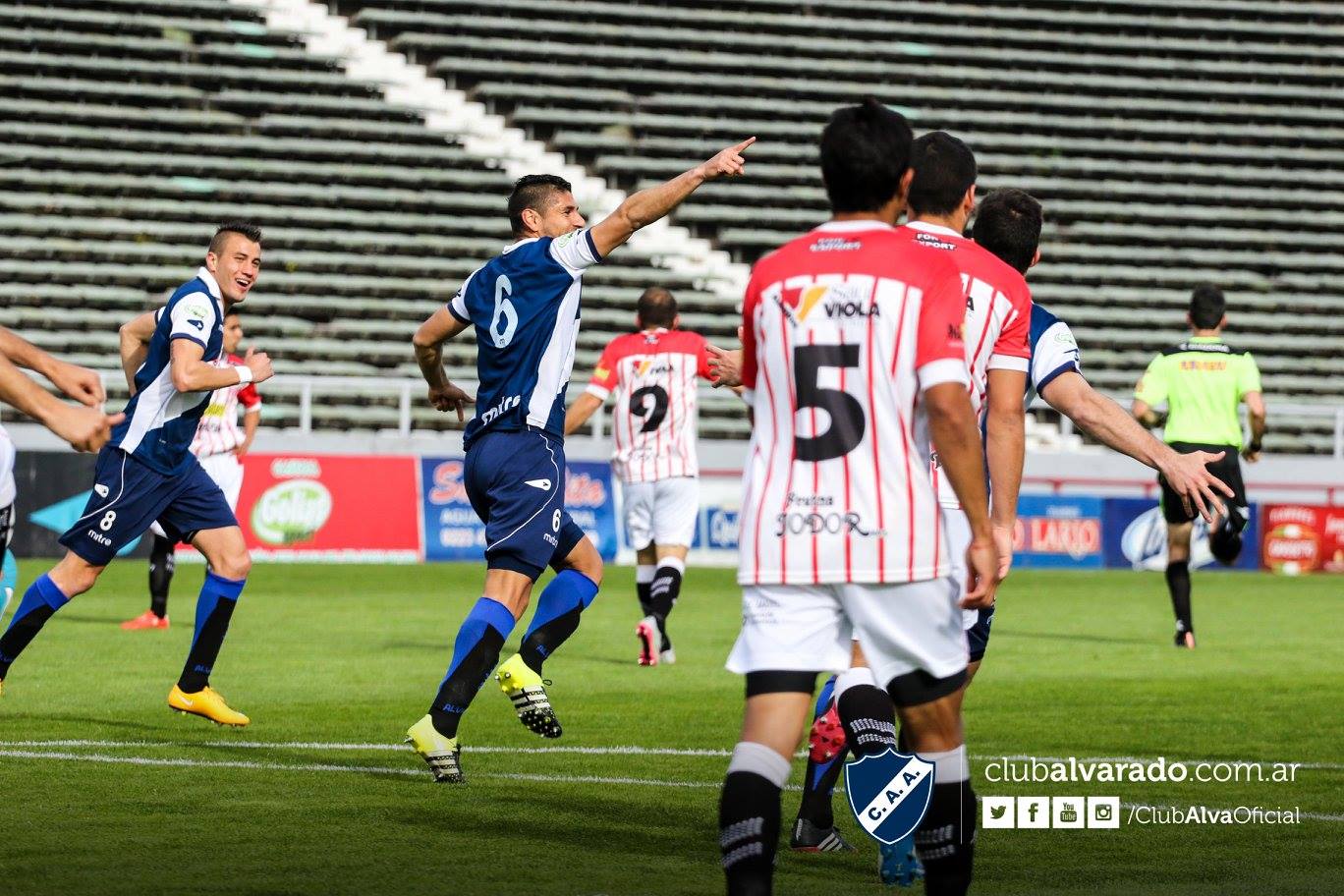 Gastón Martínez celebrando el gol con la dedicatoria especial para su novia que estaba en la tribuna. (Foto: Florencia Arroyos - Club Alvarado)