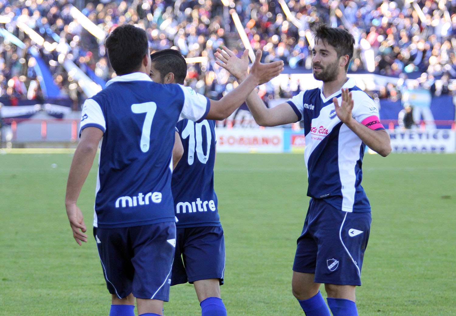 Wilson Albarracín festeja el gol con la figura de la cancha, Damián Luengo. (Foto: Diego Berrutti)