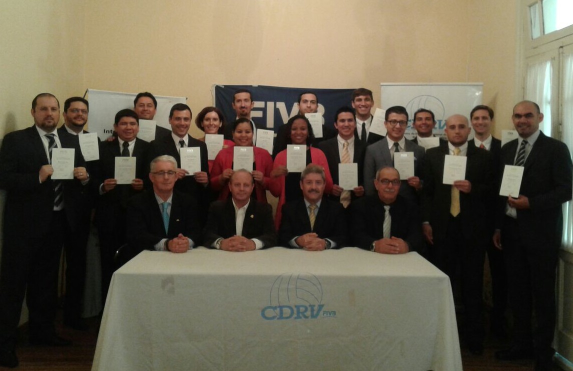 Los candidatos a árbitros internacional y las autoridades que participaron del curso en Mar del Plata. 