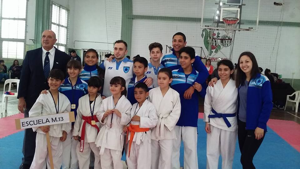 Los representantes de la Escuela Municipal 13 que ganó el Regional de Karate. (Foto: Prensa EMDER)