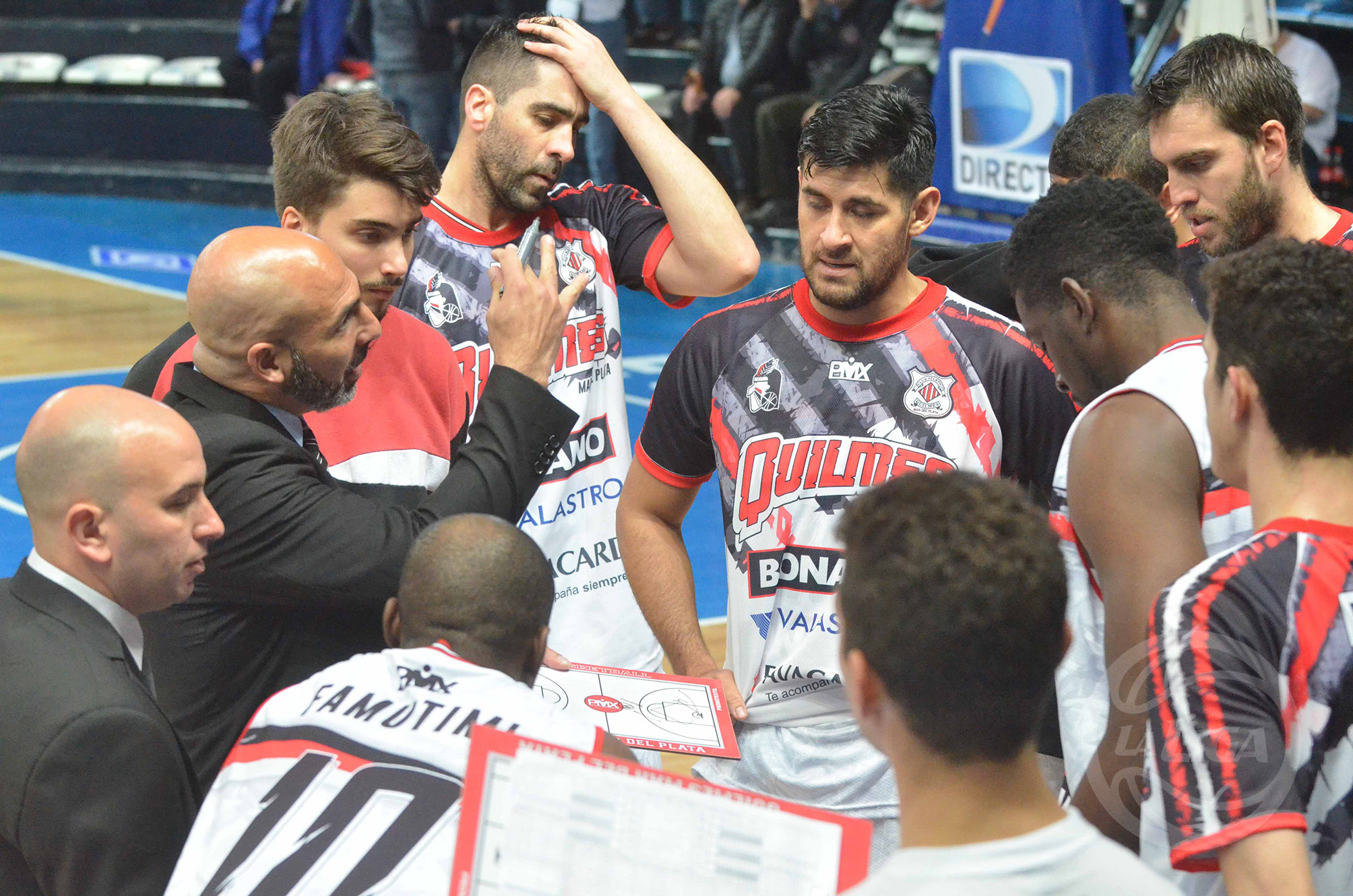 Javier Bianchelli dando indicaciones durante un minuto. (Foto: Prensa Bahía Basket)