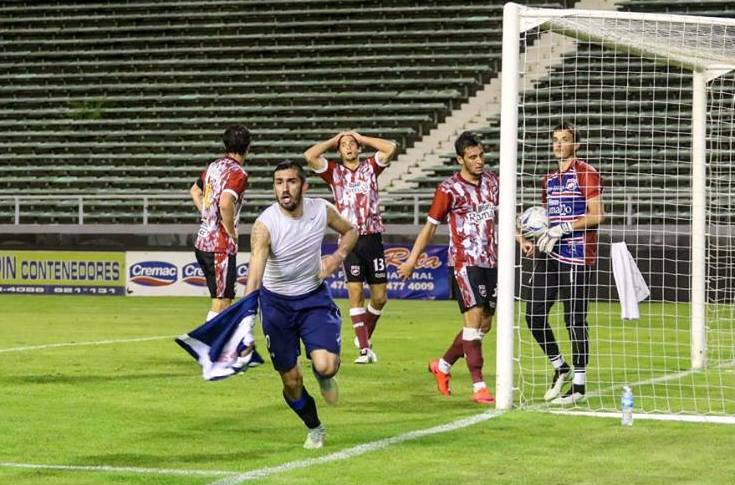 Patricio Escott comenzando el festejo luego del gol. (Foto: Florencia Arroyos)