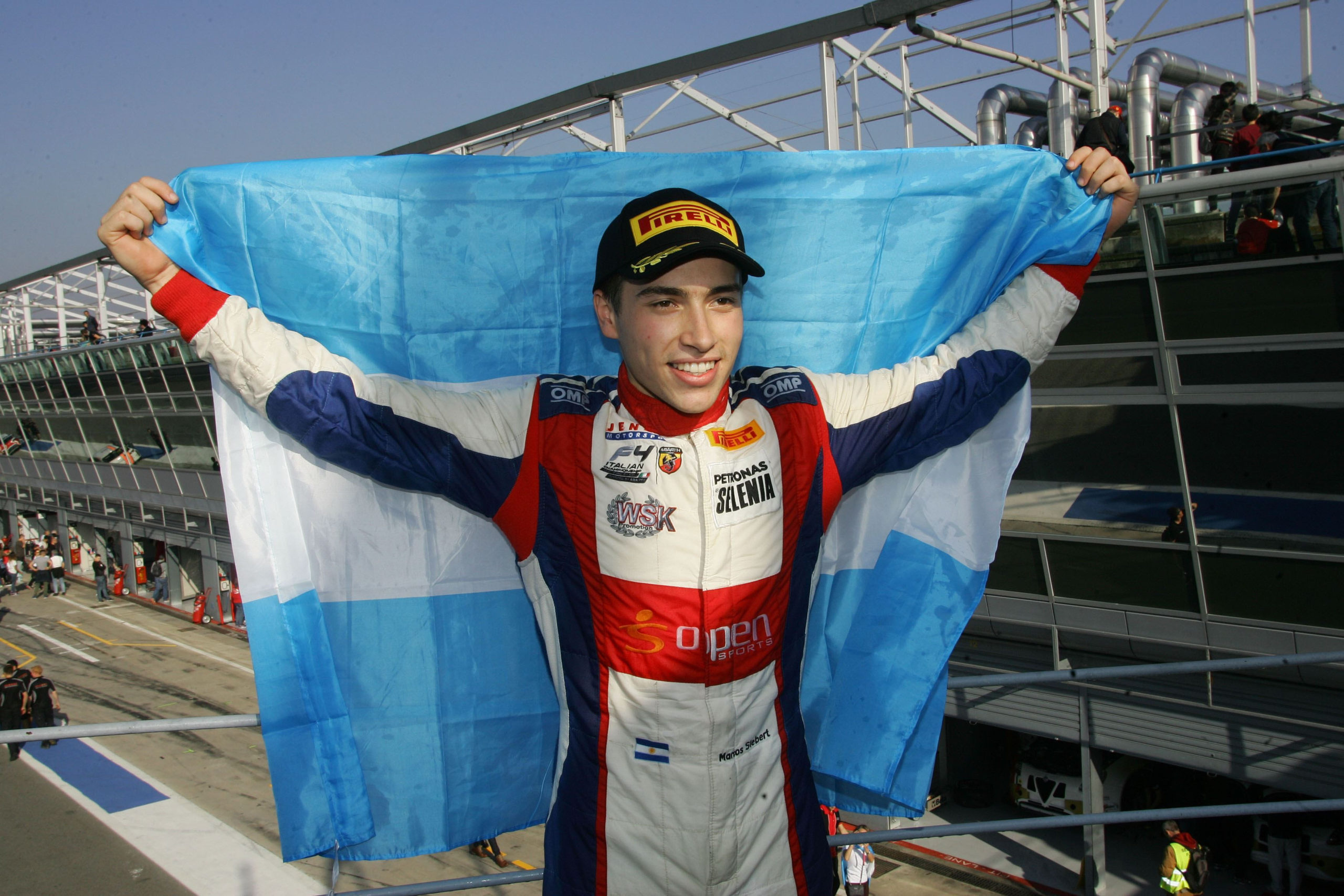 El marplatense Marcos Siebert festejando el campeonato de la Fórmula 4 Italiana. 