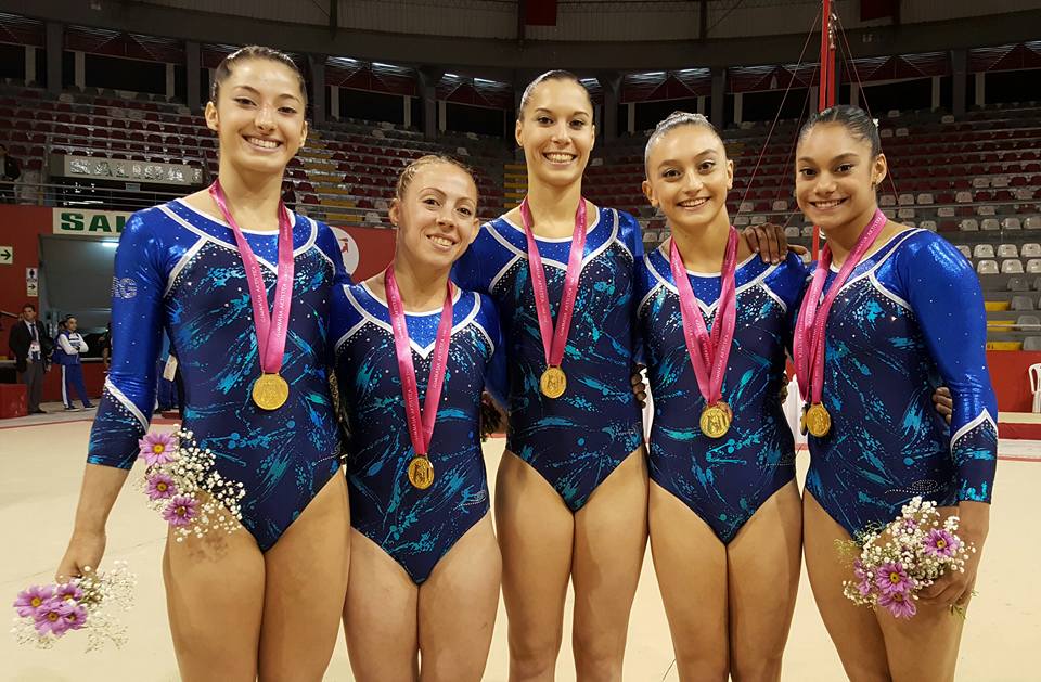 Merlina Galera (segunda de izquierda a derecha) con el equipo nacional y las medallas. (Foto: Facebook)
