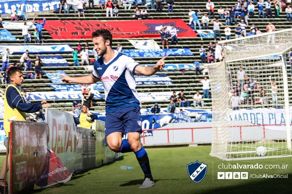 Joaquín Susvielles celebra el gol ante Rivadavia. (Foto: Florencia Arroyos - Club Alvarado)
