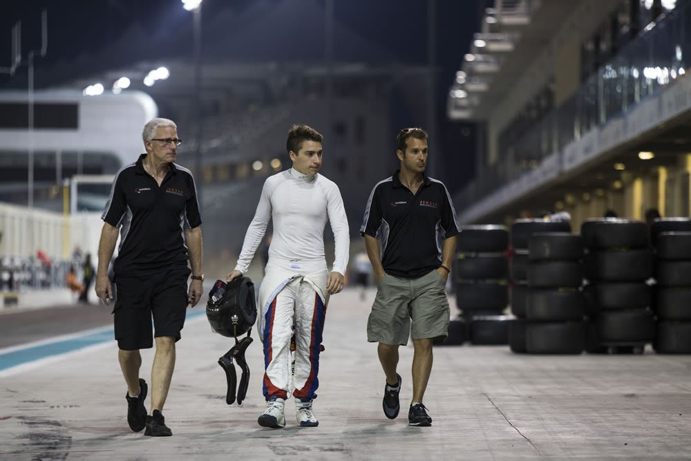 Marcos Siebert junto a su manager deportivo Luciano Crespi en la calle de boxes de Abu Dhabi. (Fotos: GP3 Series)