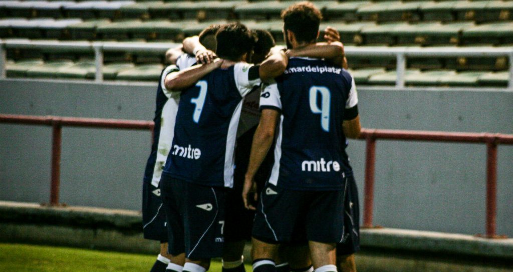 Todos abrazan a Patricio Escott autor del único gol del partido. (Foto: Prensa Alvarado)