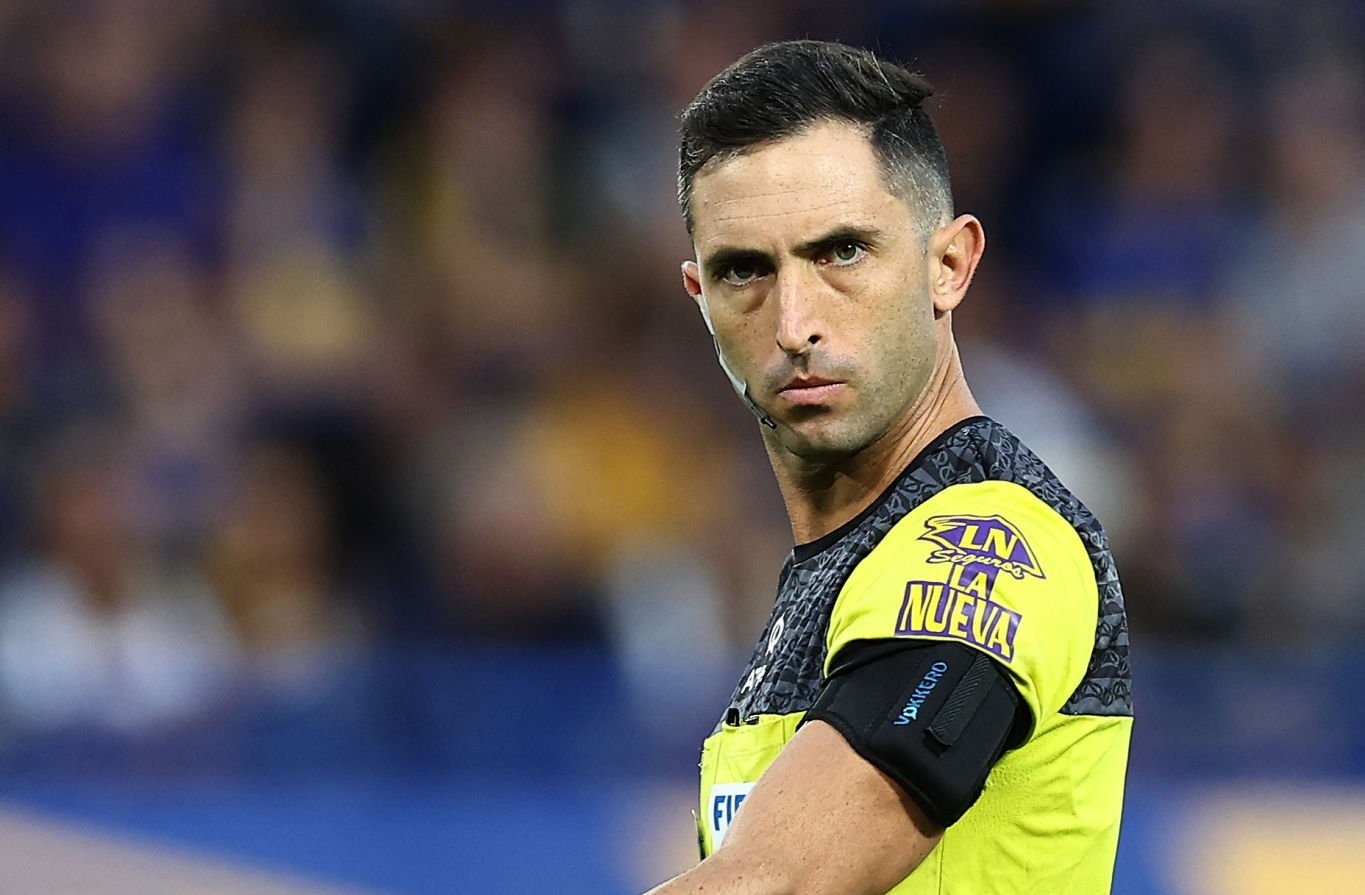 Dirige la máxima categoría del fútbol argentino desde 2018 y es internacional en representación del país a partir de este año.