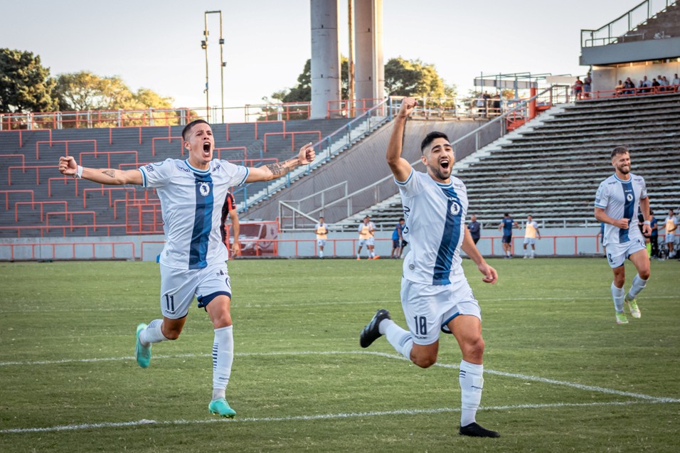 Santiago González con la boca llena de gol detrás de Guido Vadalá, autor del penal para el 2-0 ante Patronato (Foto: Florencia Arroyos - MarcaDeportiva)