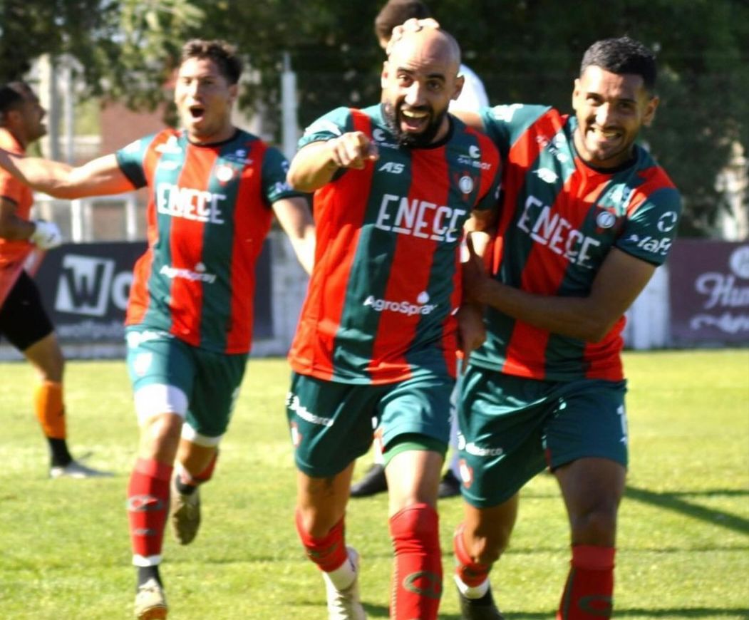 Villalba festejando el gol frente a Kimberley