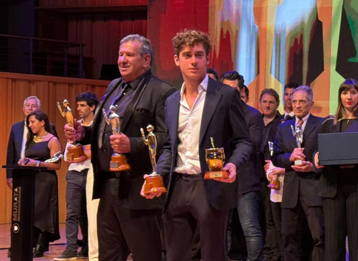 El padre de Dibu Martínez, Beto, junto a Franco Colapinto con sendos Olimpia de Oro. (Foto: El Gráfico - RIcardo Fioravanti)