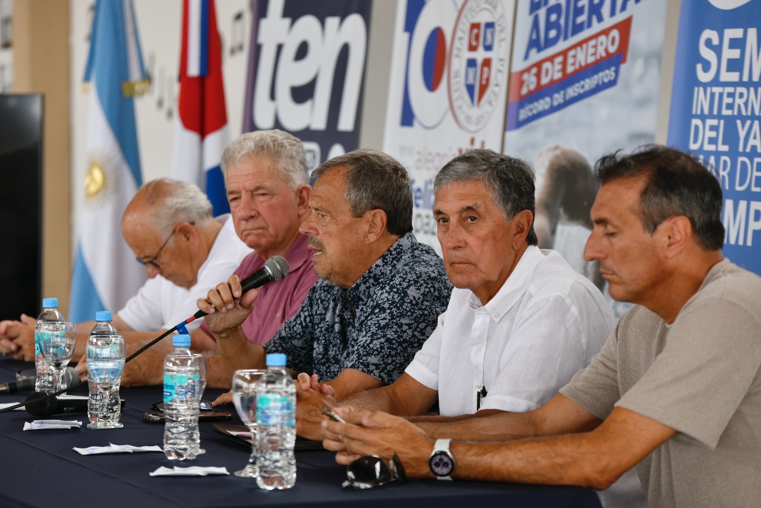 La mesa de presentación de los eventos deportivos y el canal de streaming del club.