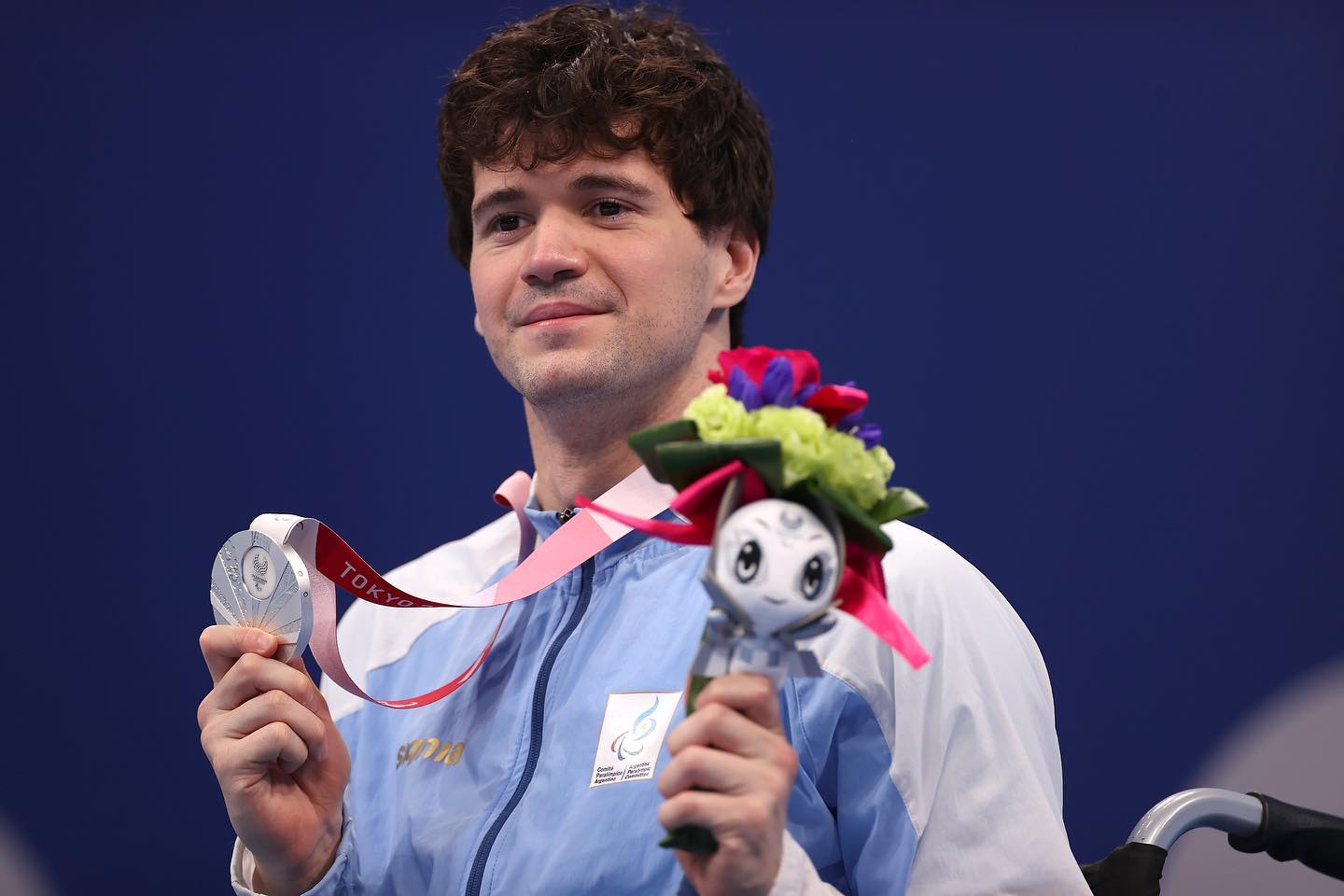 Matías De Andrade con la medalla de plata en el podio.