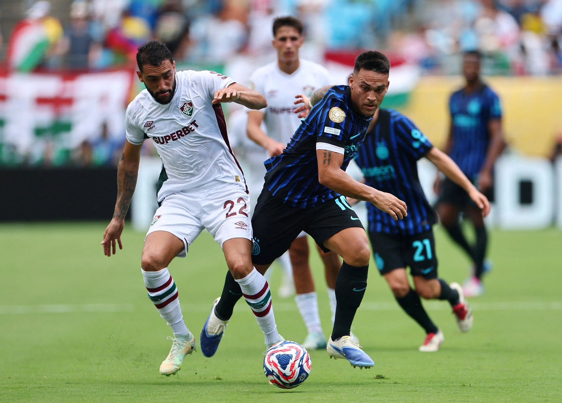 Lautaro Martínez peleando por el balón ante Fluminense.