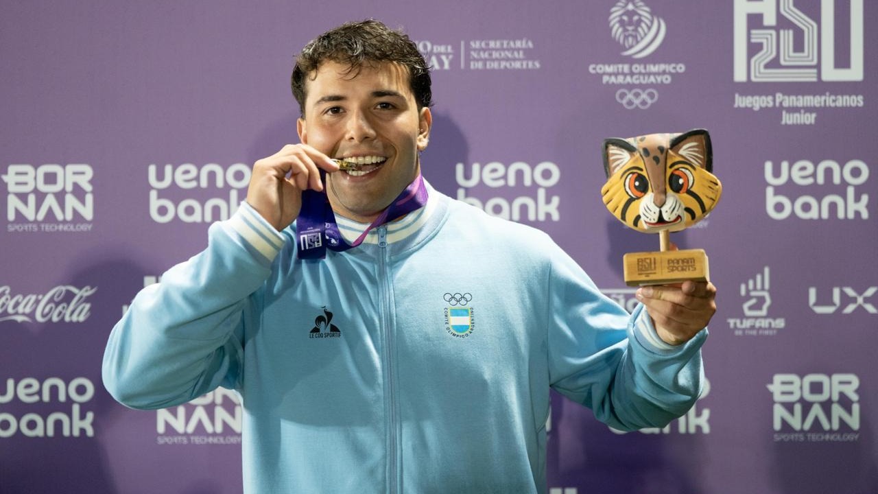 Tomás Olivera con su medalla de oro.